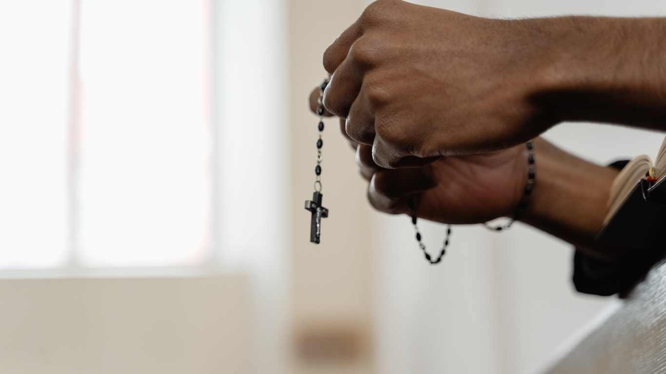 rezar el rosario