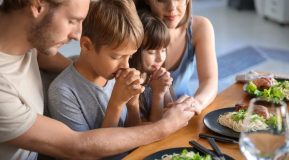 Oraciones para bendecir la mesa Oraciones para bendecir la mesa